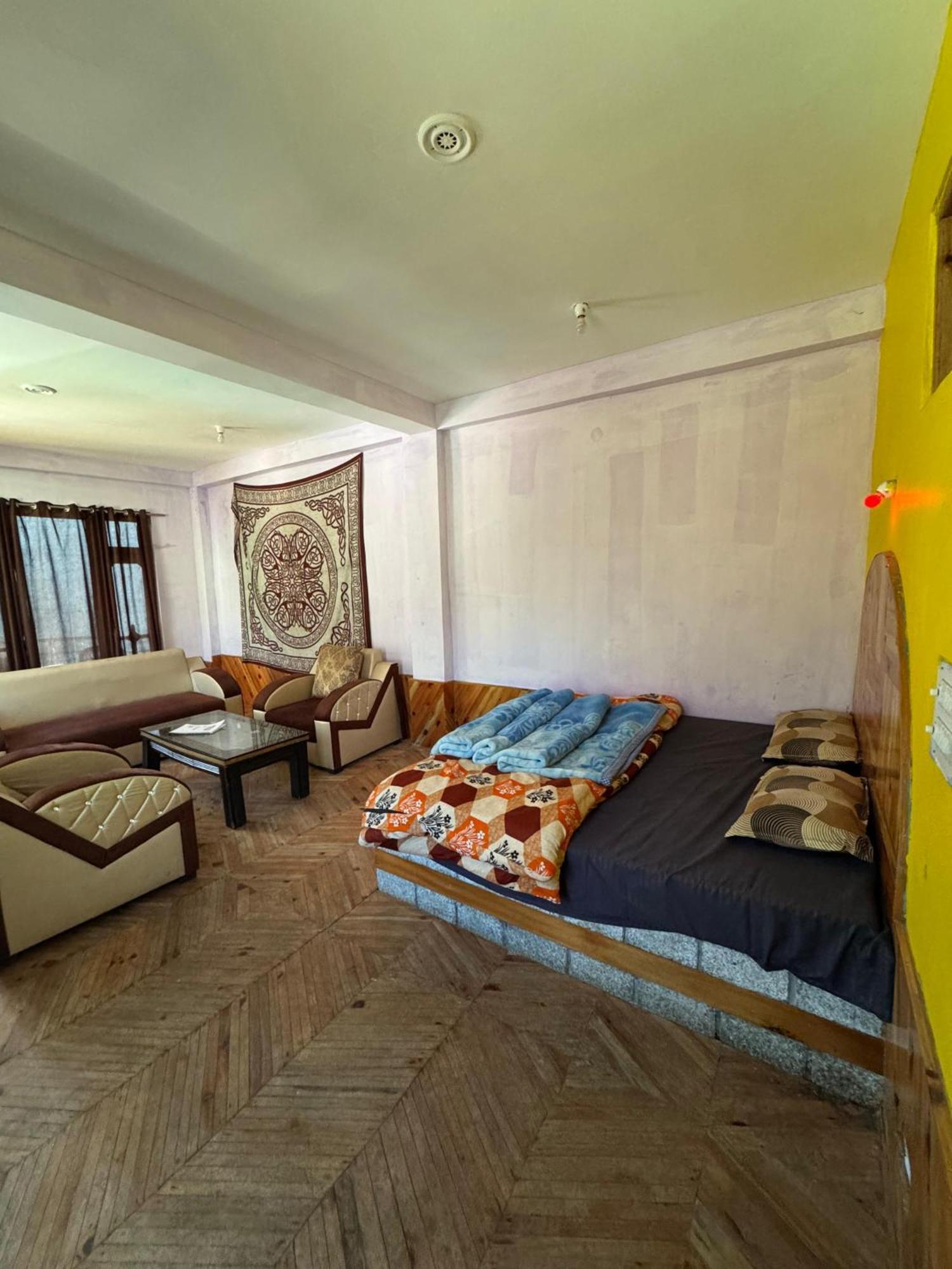 Hotel 19 Tosh Luaran gambar