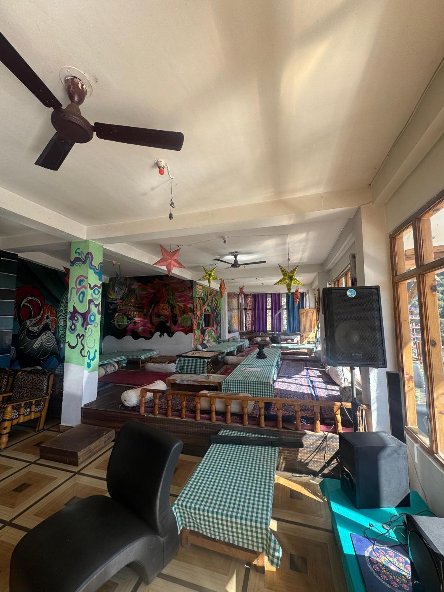 Hotel 19 Tosh Luaran gambar