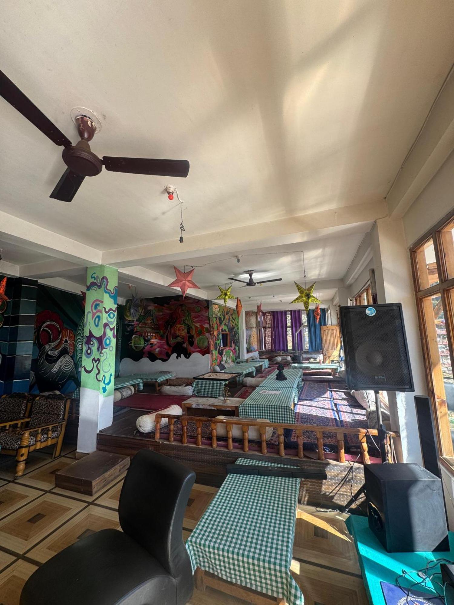 Hotel 19 Tosh Luaran gambar